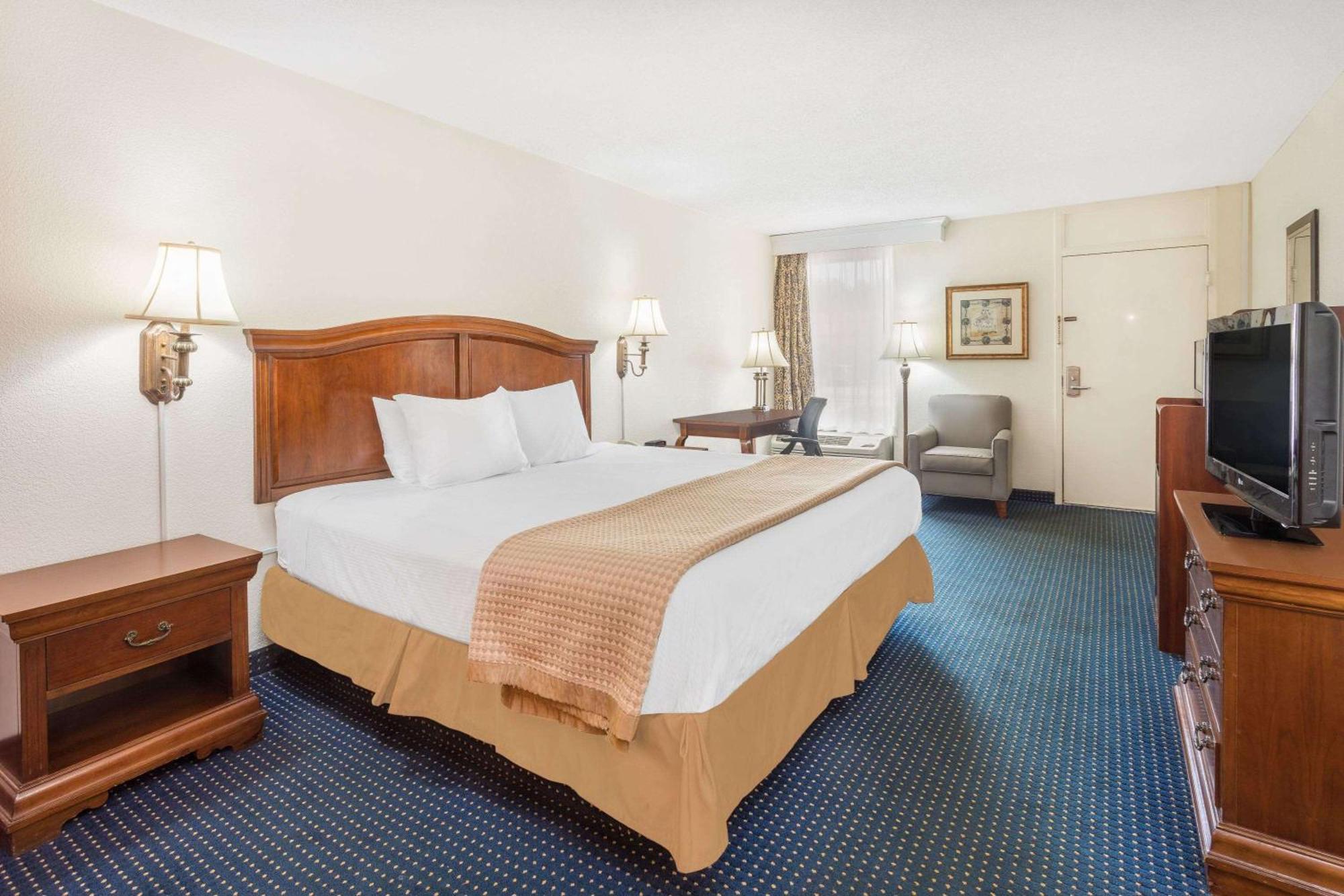 Hotel Baymont By Wyndham Rocky Mount I-95 Esterno foto